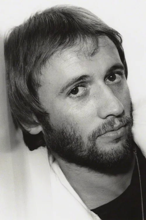 Maurice Gibb interpretando a Self