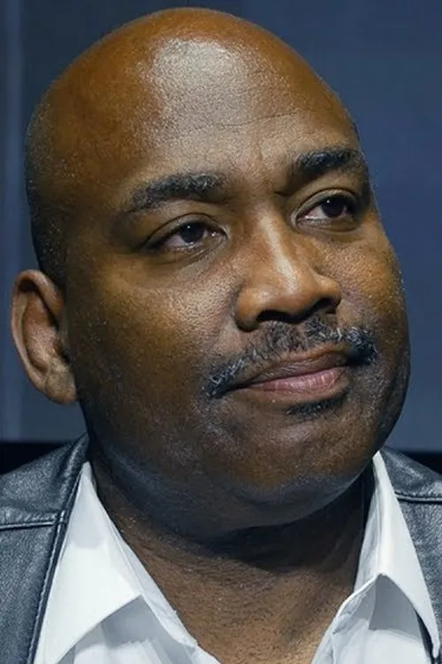 Maurice Smith interpretando a Self