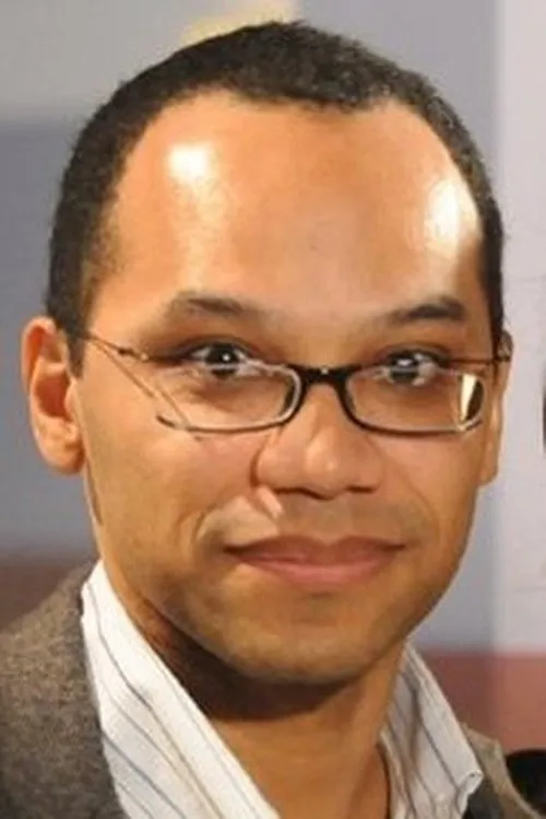 Maurício Gonçalves interpretando a Narrator