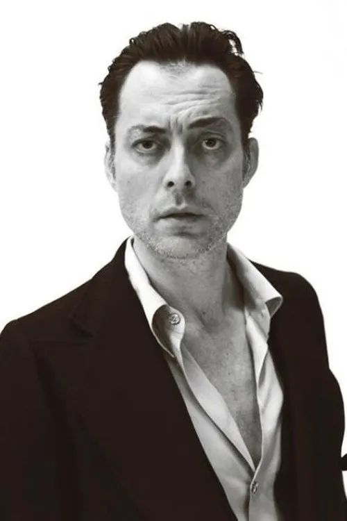 Maurizio Lombardi interpretando a Questore