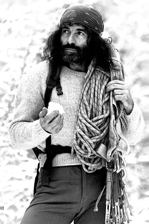 Mauro Corona interpretando a Piero Corona