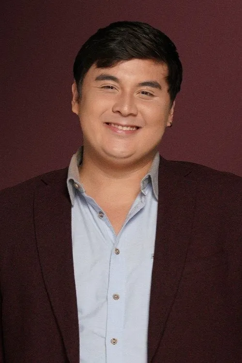 Mavi Lozano interpretando a Robert Armstrong / Big Bert