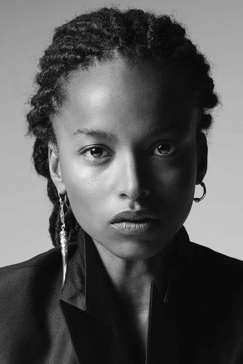 Mawena Takpa interpretando a Sarah