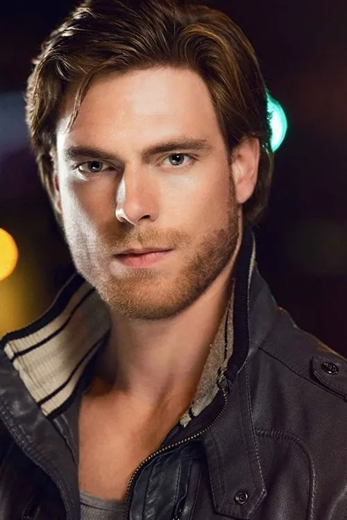 Max Aria interpretando a Ned Bower