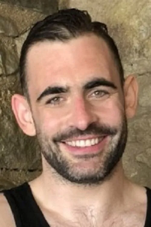 Max Arion interpretando a