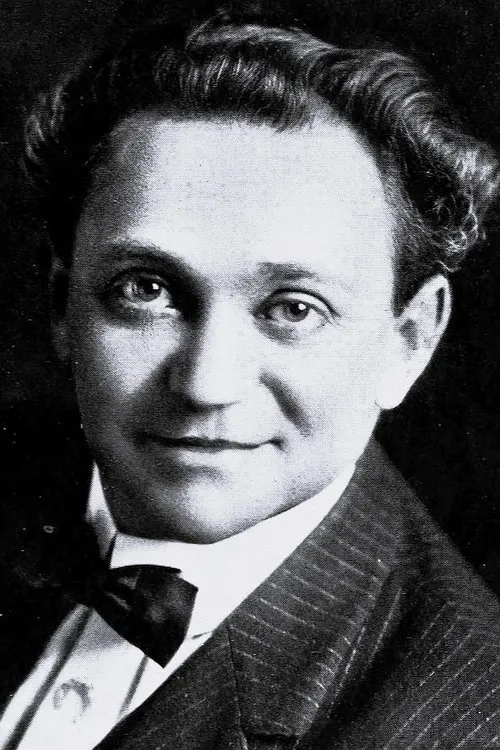 Max Asher interpretando a 