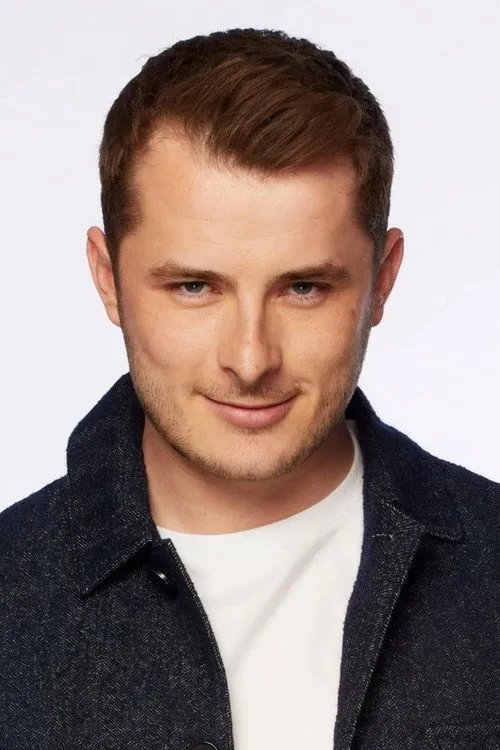 Max Bowden interpretando a Private Tipper