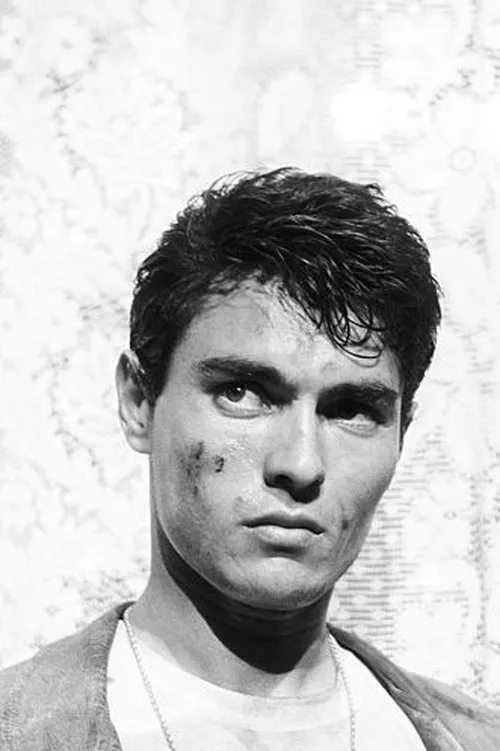 Max Cartier interpretando a Enrico