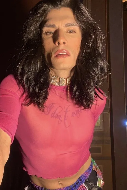 Max Damiko interpretando a Dancer