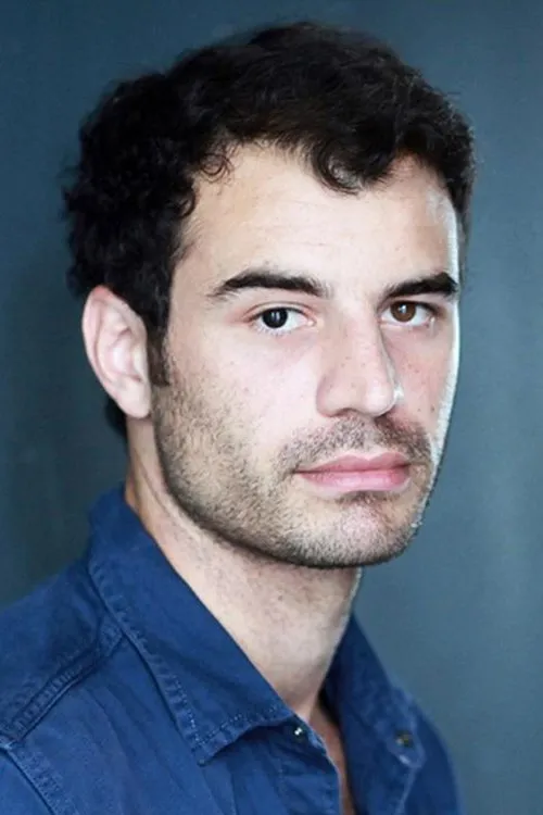 Max Geller interpretando a Roberto