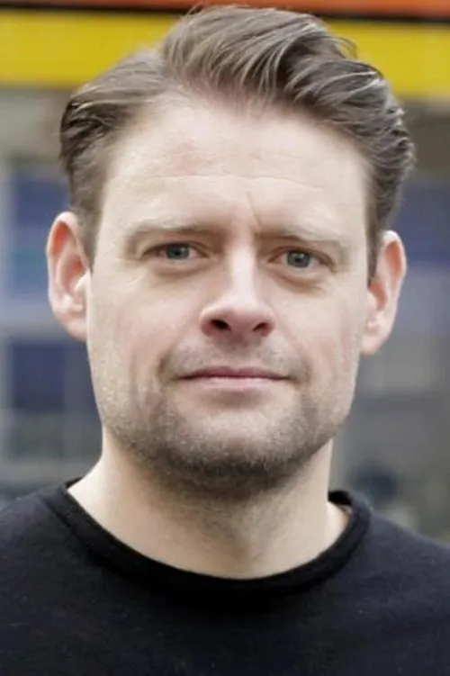 Max Giermann interpretando a Jörg / Hitler