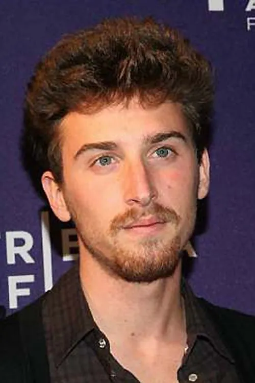 Max Hoffman interpretando a Fenster Itski