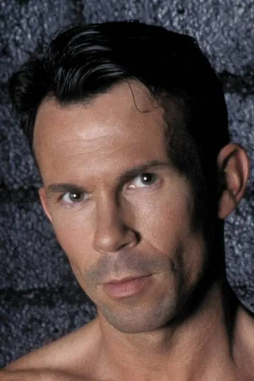 Max Holden interpretando a 