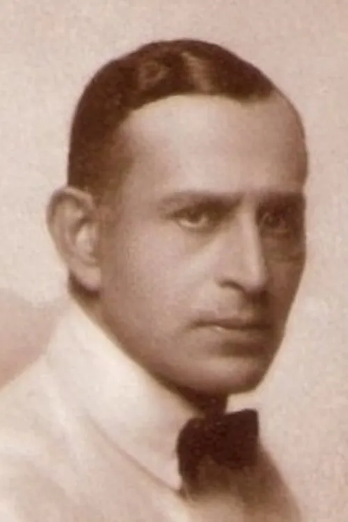 Max Landa interpretando a Max, Detective