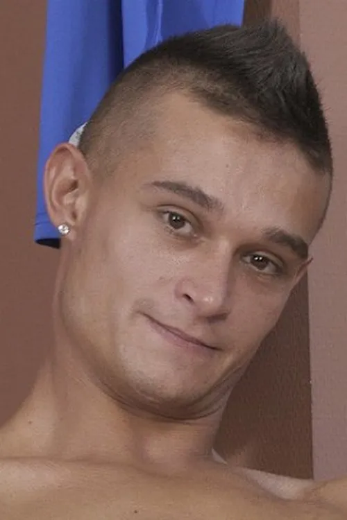 Max Logan interpretando a