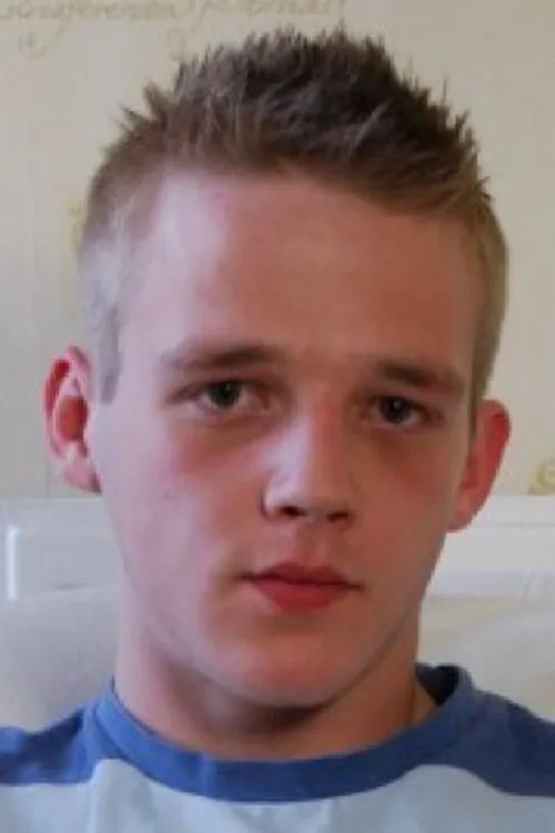 Max McKenzie interpretando a