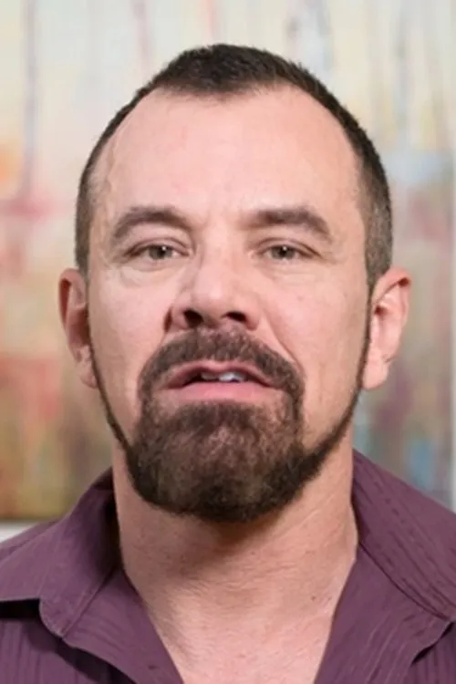 Max Sargent interpretando a Max