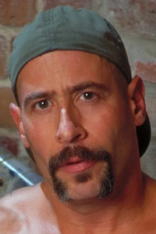 Max Stone interpretando a 