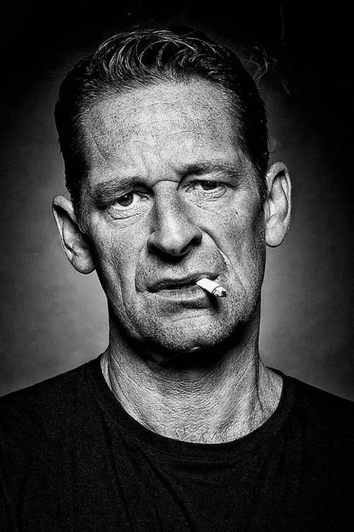 Max Tidof interpretando a John Leigh