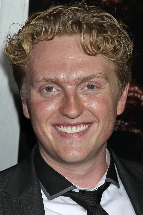 Max Topplin interpretando a Zach