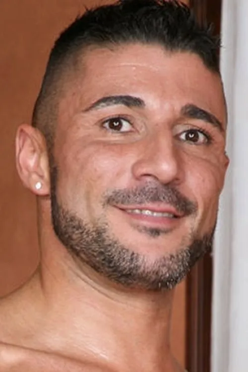 Max Toro interpretando a