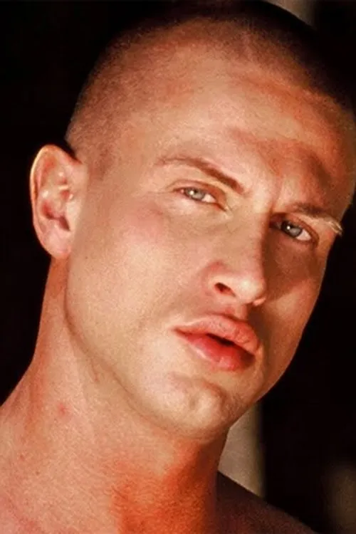 Max Veneziano interpretando a 