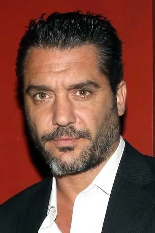 Maxi Ghione interpretando a Police Commissioner Funes