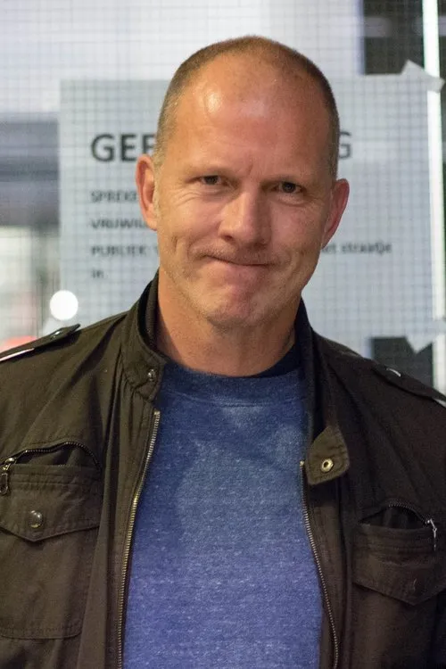 Maxim Hartman interpretando a Bert Boot