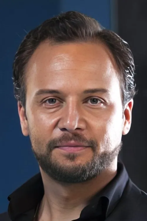 Maxim Khalil interpretando a Ali