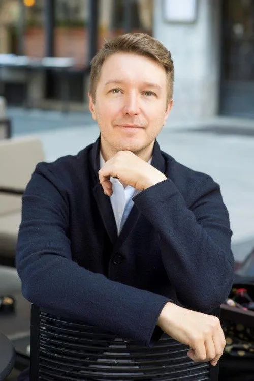 Maxim Mironov interpretando a Paolo Erisso