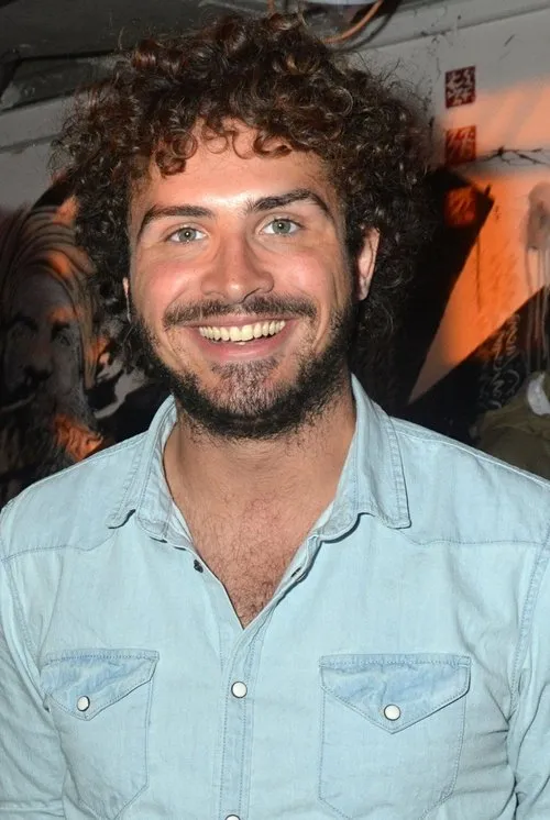 Maxime Musqua interpretando a Maxime Musqua