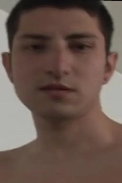 Maxime interpretando a (archive footage)