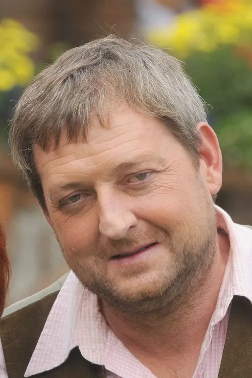 Maximilian Krückl interpretando a Dr. Bernd von Neubert