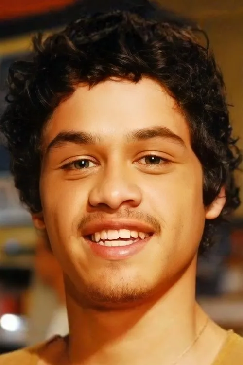 Maxwell Nascimento interpretando a Amigo de Caio