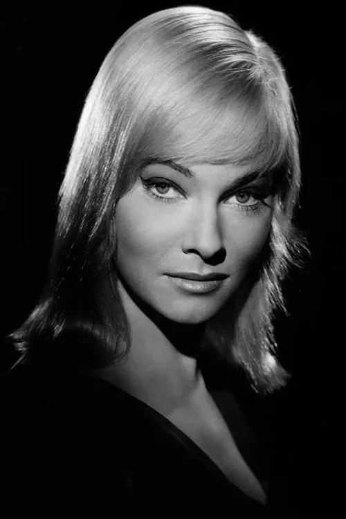 May Britt interpretando a Nadia Ulianova, giornalista Sovietica