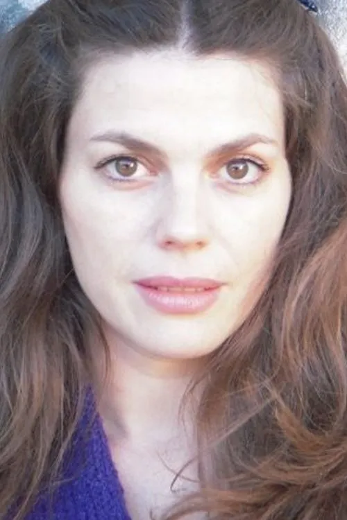 Maya Lesca interpretando a 