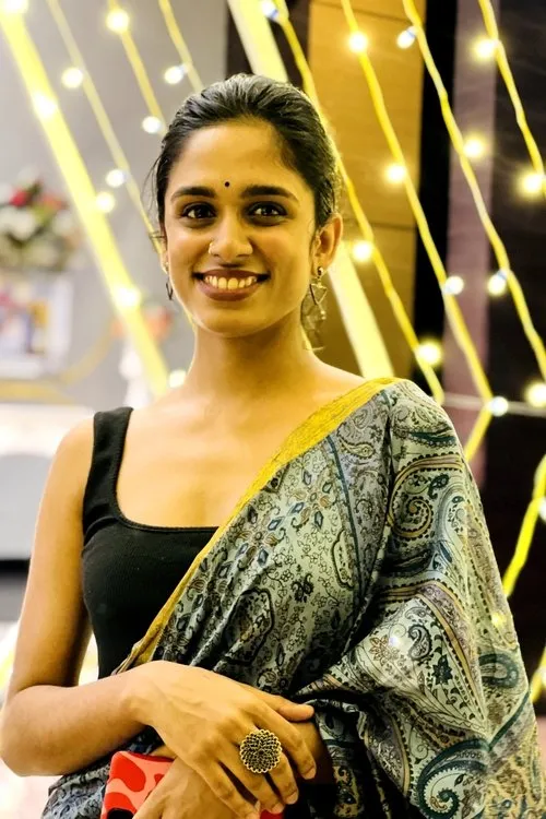 Meenakshi Jayan interpretando a Prabha - Hostel Roommate