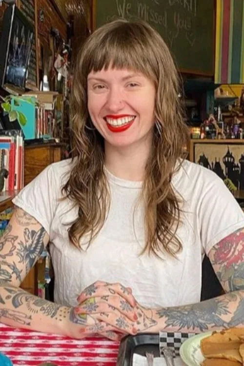 Corey J. Brewer ha trabajado con Meg Tuey en 1 ocasiones