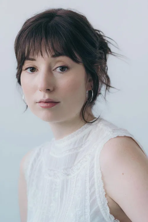 Megan Douglas interpretando a Tilly