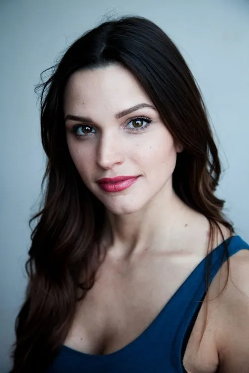 Megan Hughes-Jones interpretando a Brooklyn Baker