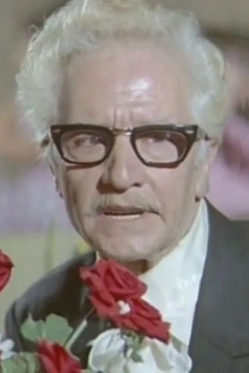 Mehmet Büyükgüngör interpretando a 