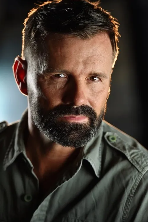 Meinhard St. John interpretando a Randy