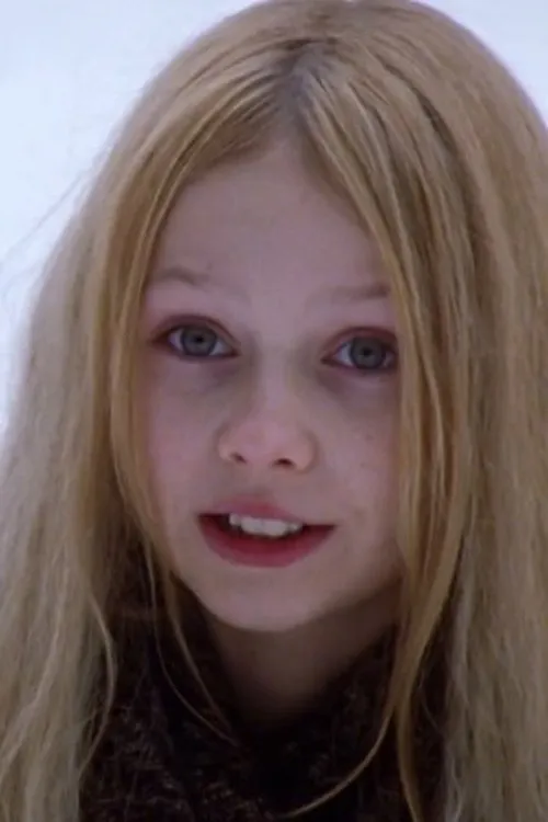 Meira Durand interpretando a Lola Veloso