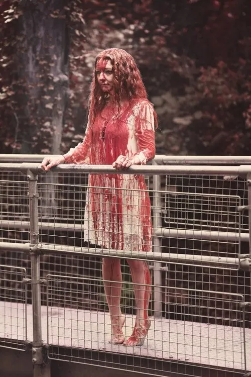 Melanie Gourlay interpretando a Kym