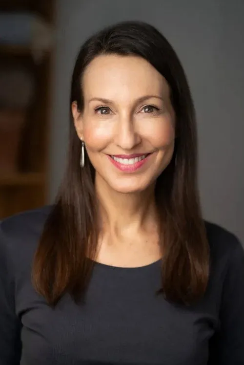 Melanie Joy interpretando a 