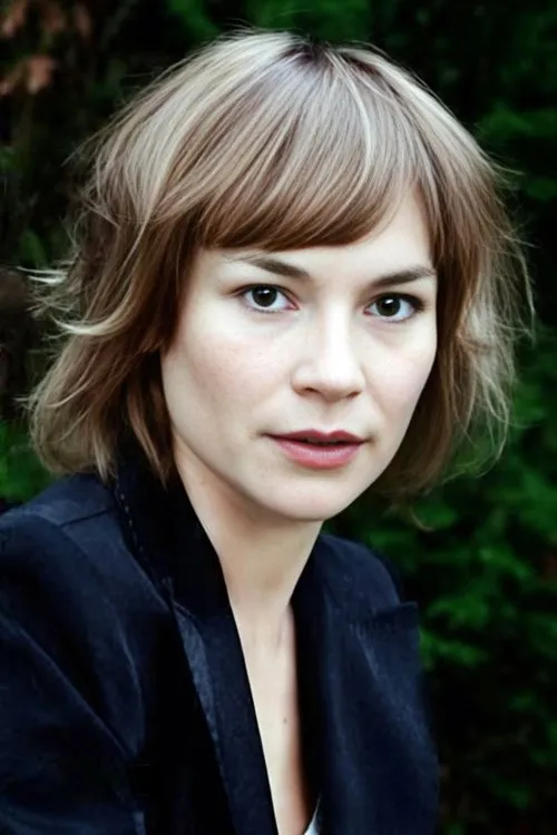 Mélanie Leray interpretando a Dominique