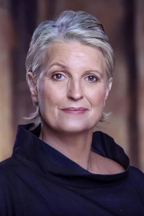 Melee Hutton interpretando a Newsreader