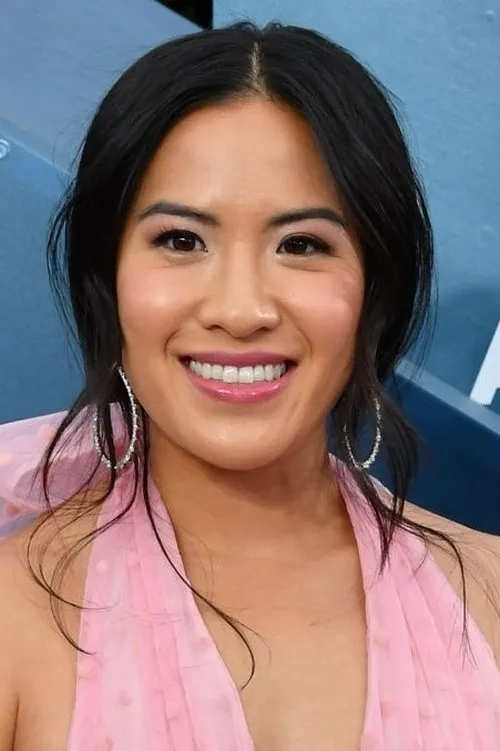 Melissa Tang interpretando a Liz