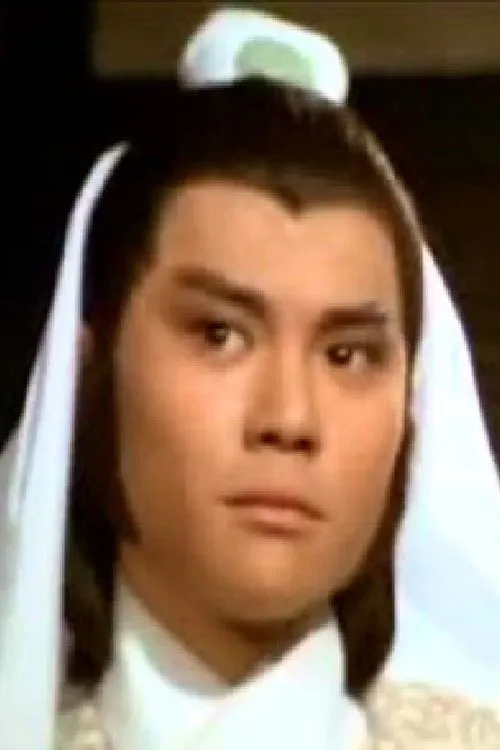 Meng Yuen-Man interpretando a Hu Tou