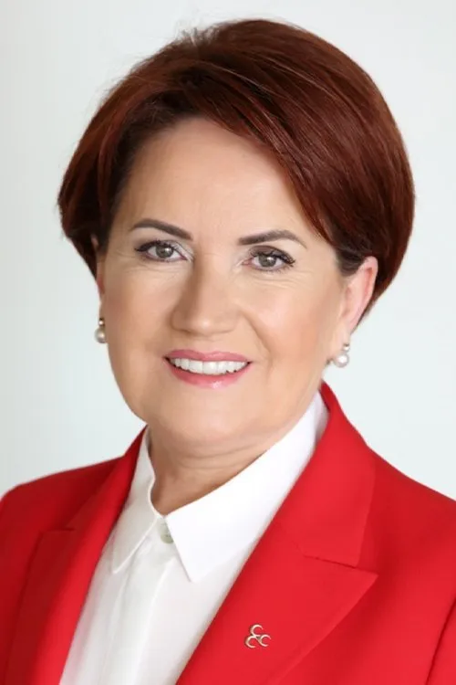 Meral Akşener interpretando a Eski Basbakan Yardimcisi